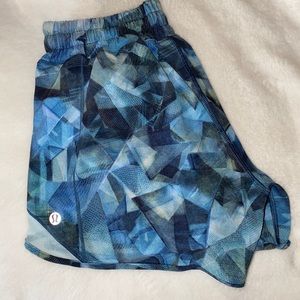 Lululemon Hotty Hot LR Short 4” lined